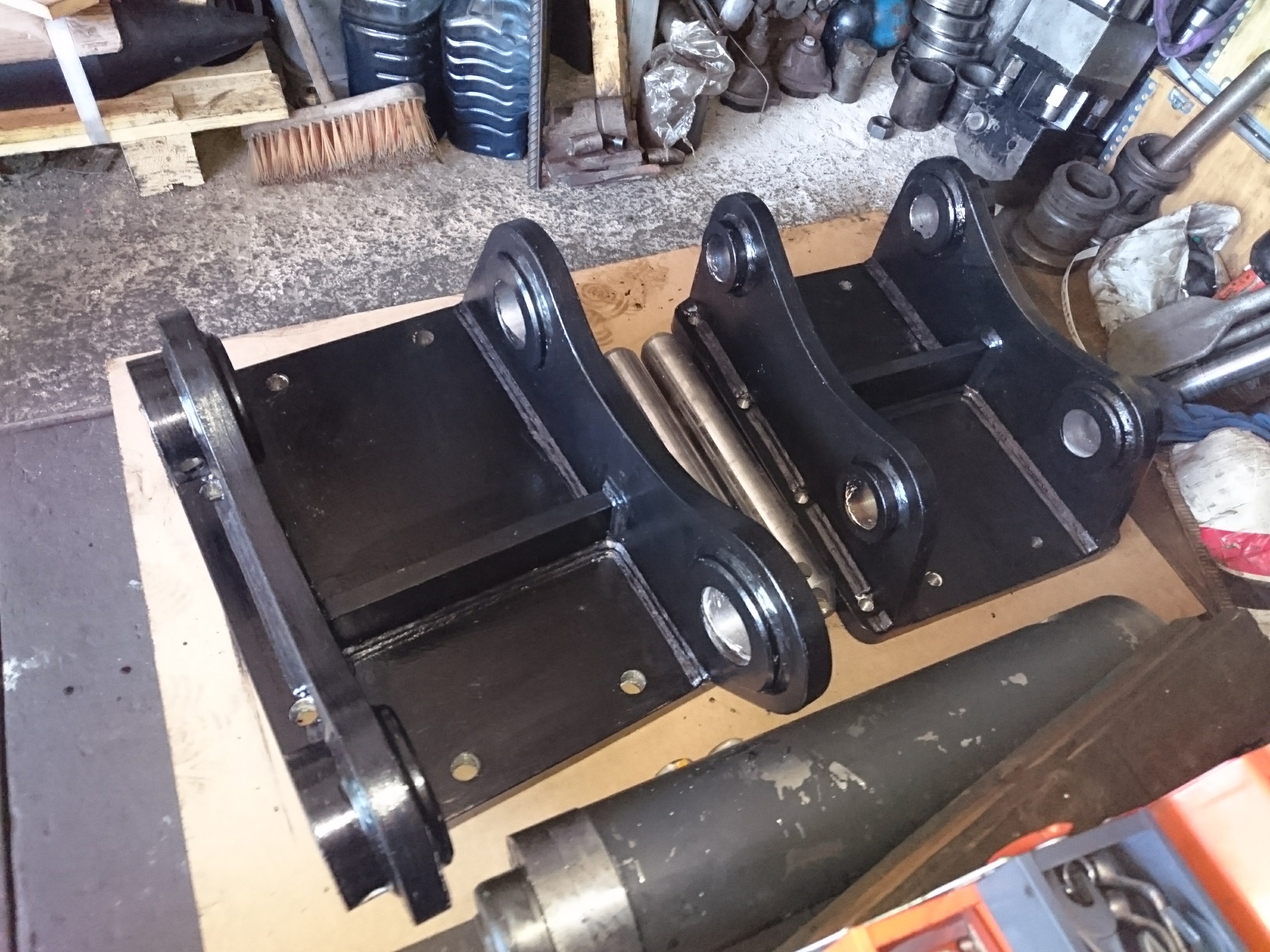 Komat'su 210 i 148 - na brze spojke (iste spojke)